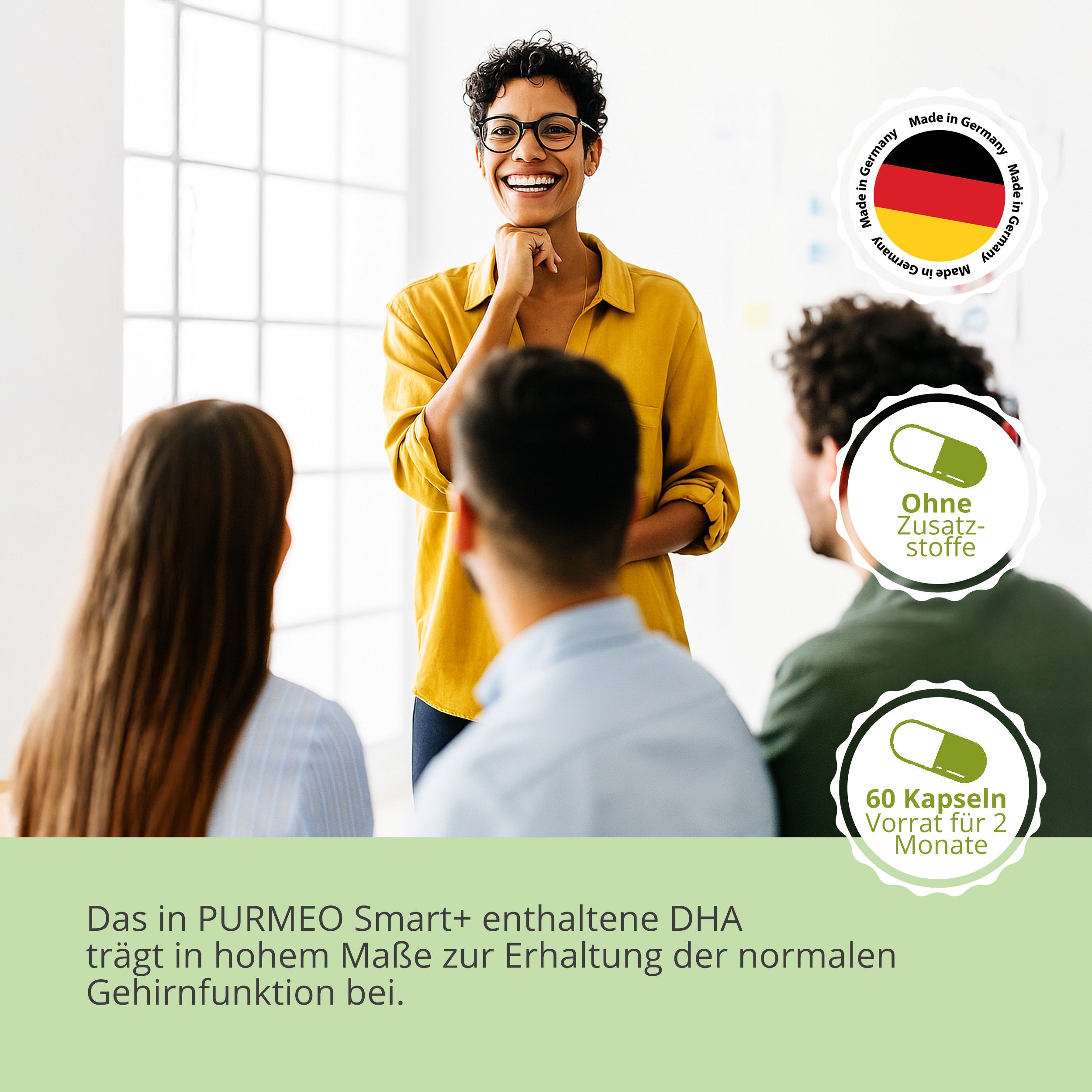 Frau spricht vor Gruppe. Text: Ohne Zusatzstoffe, 60 Kapseln. DHA trägt zur Erhaltung der normalen Gehirnfunktion bei. Made in Germany.