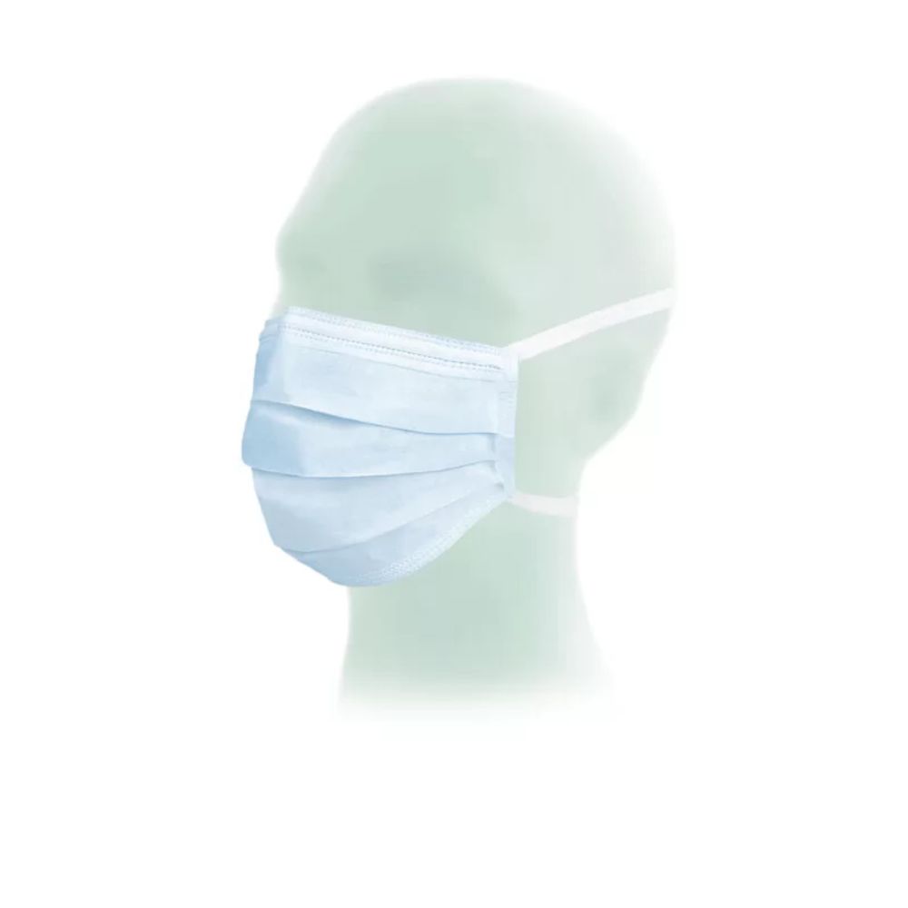 Hellblaue OP-Maske mit Bindebändern, getragen von einer grünen Büste. Mehrlagig gefaltet.