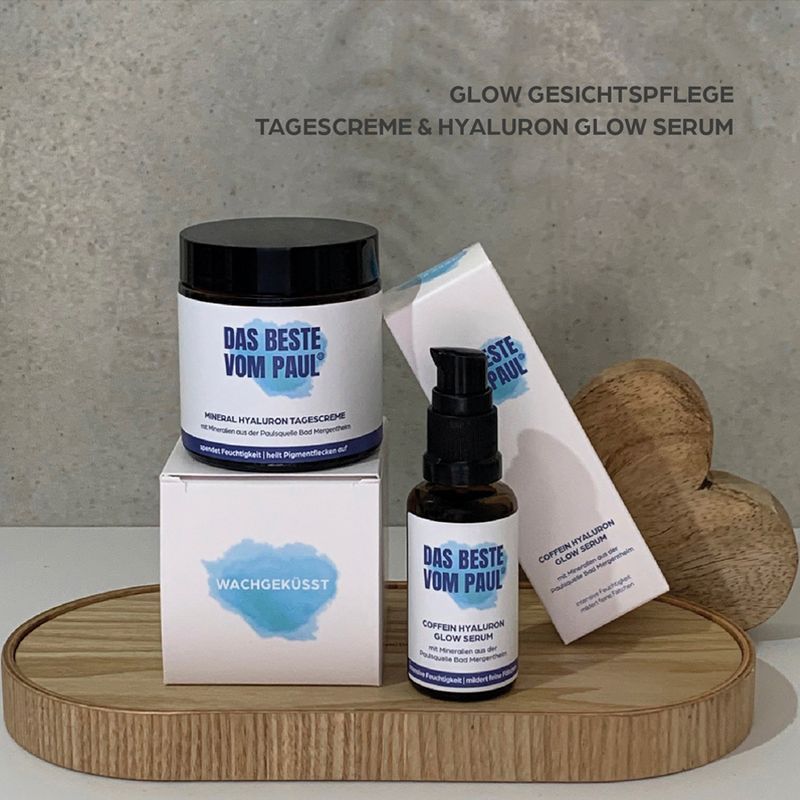 Set mit Tagescreme, Serum und Verpackungen. Aufschrift: Das Beste vom Paul. Text: Glow Gesichtspflege, Wachgeküsst.