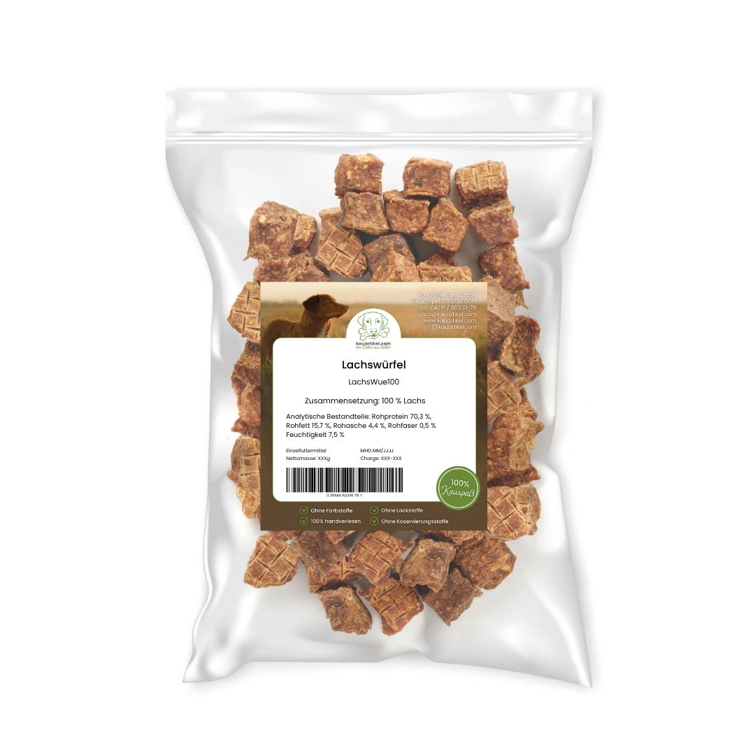 Kleine, würfelförmige Lachs-Snacks, auf einem Haufen angeordnet.
