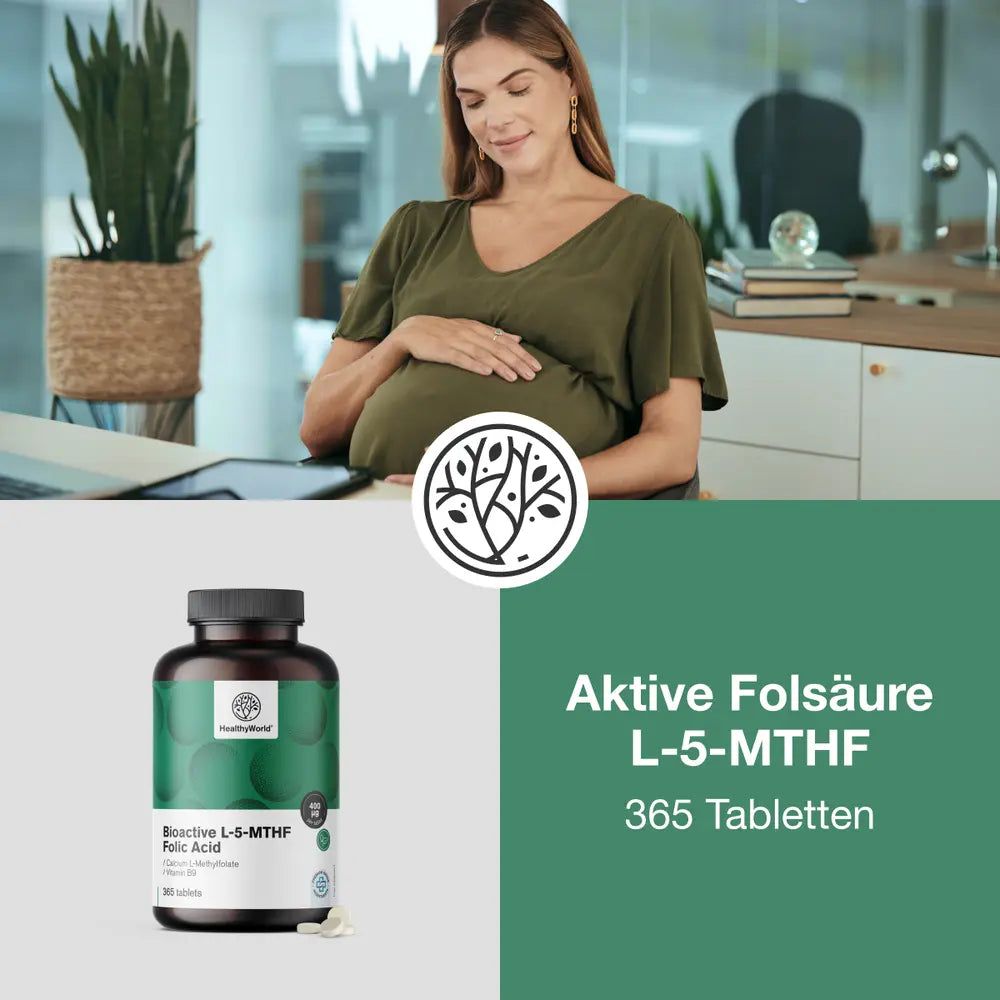 Braune Pillendose mit grünem Etikett, 'Aktive Folsäure L-5-MTHF 365 Tabletten'. Schwangere Frau im Hintergrund.
