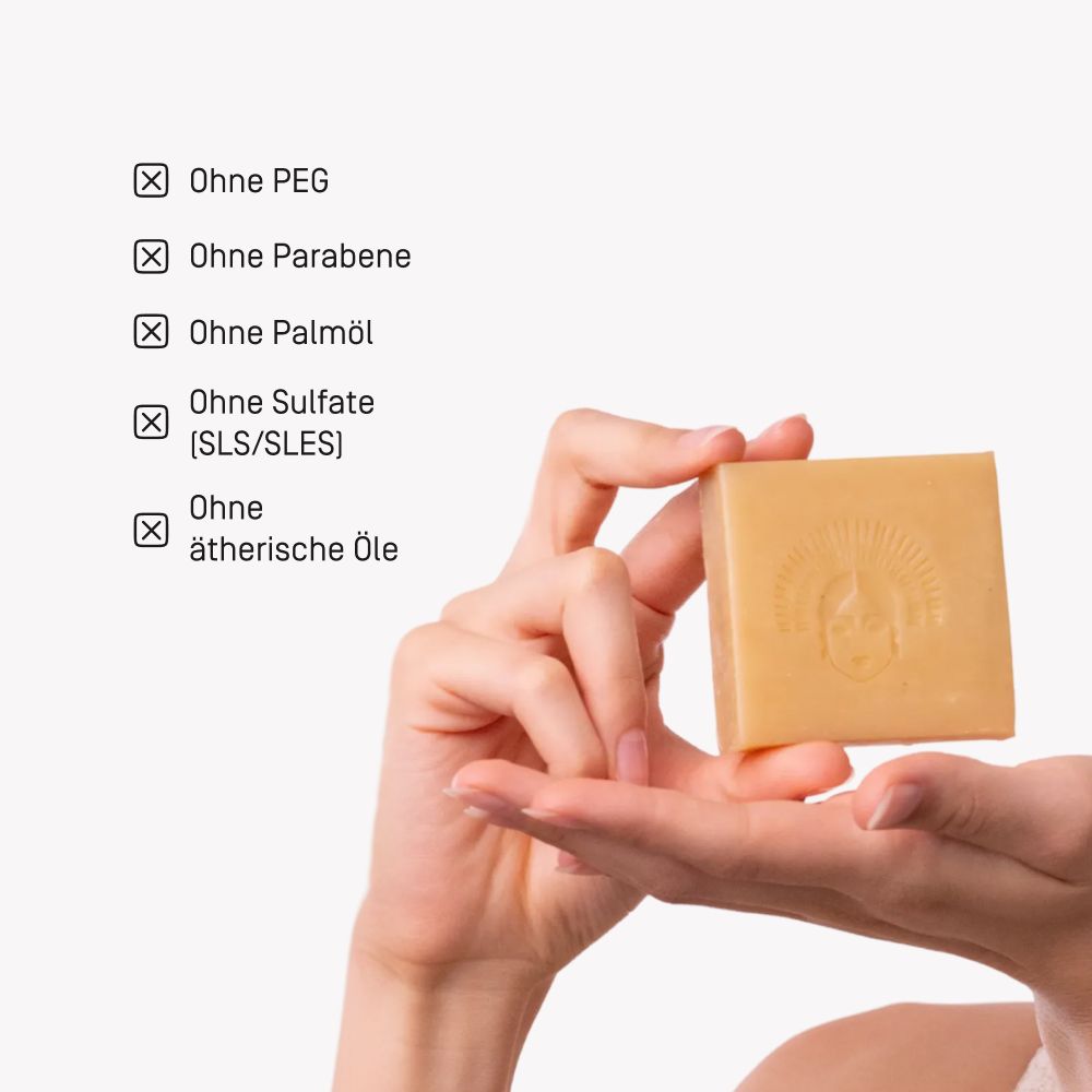 Hand hält Viva Maia Calming Bar Seife. Liste mit Inhaltsstoffen ohne PEG, Parabene, Palmöl, Sulfate, ätherische Öle.