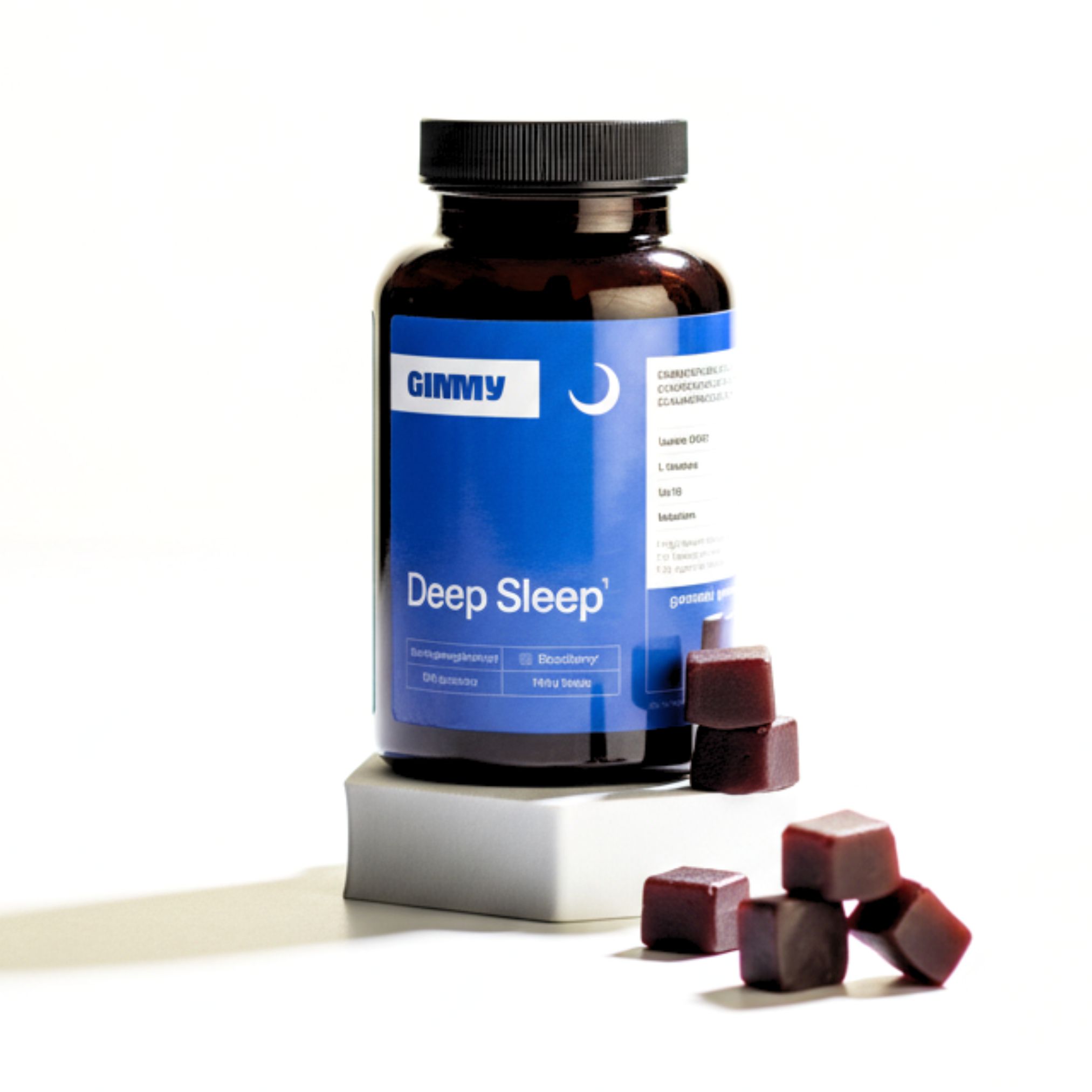 Eine Flasche Deep Sleep Gummies und Gummibärchen auf einem weißen Podest. Schwarzer Deckel, blaues Etikett.