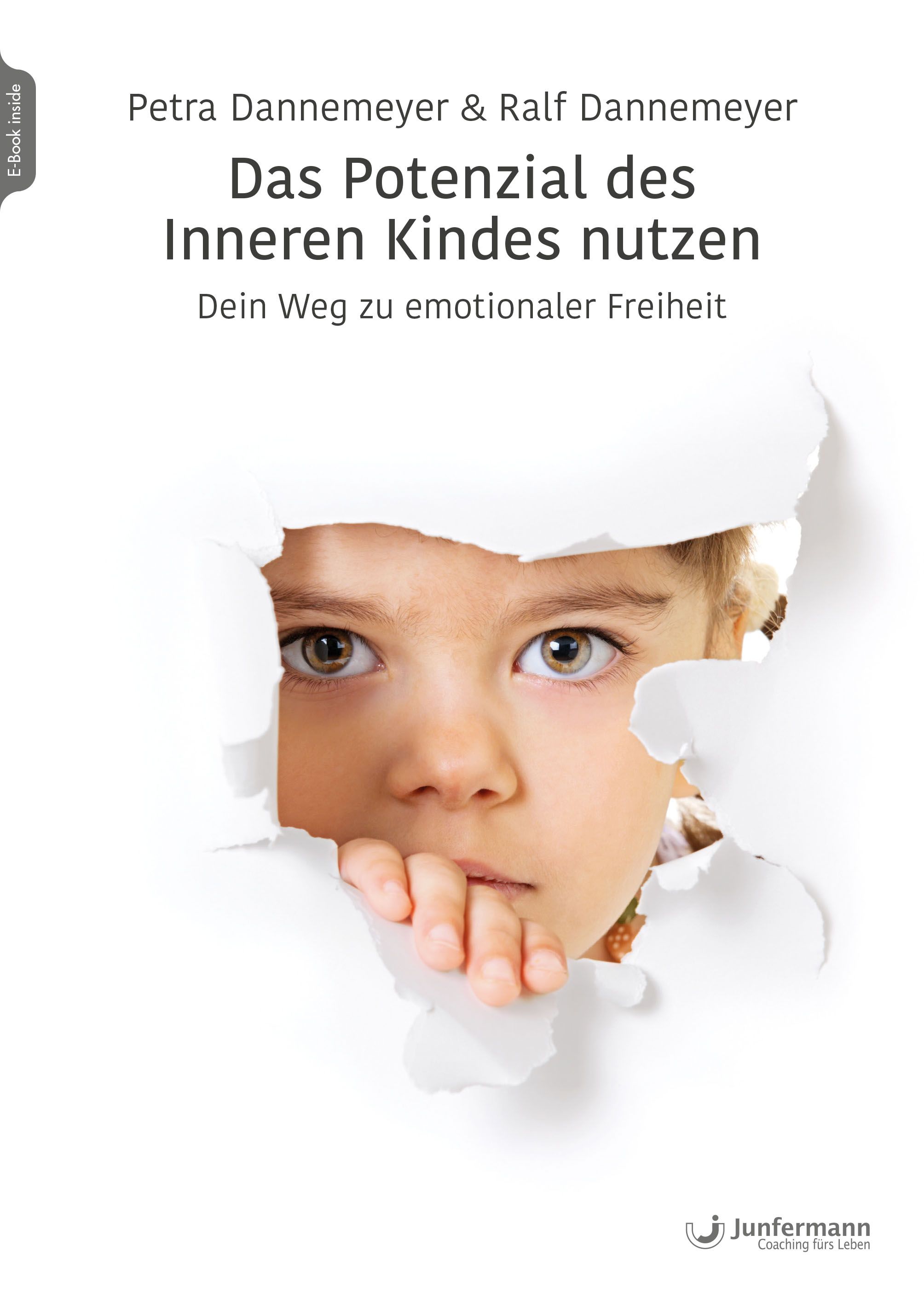 Buchcover mit Titel: Das Potenzial des Inneren Kindes nutzen. Autoren: Petra & Ralf Dannemeyer. Kind blickt durch Loch im Papier.