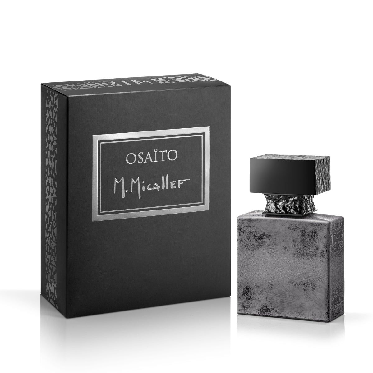 Schwarzer Karton mit silbernem Rahmen und Text OSAITO M.Micallef. Daneben eine graue, quadratische Flasche mit schwarzem Deckel.