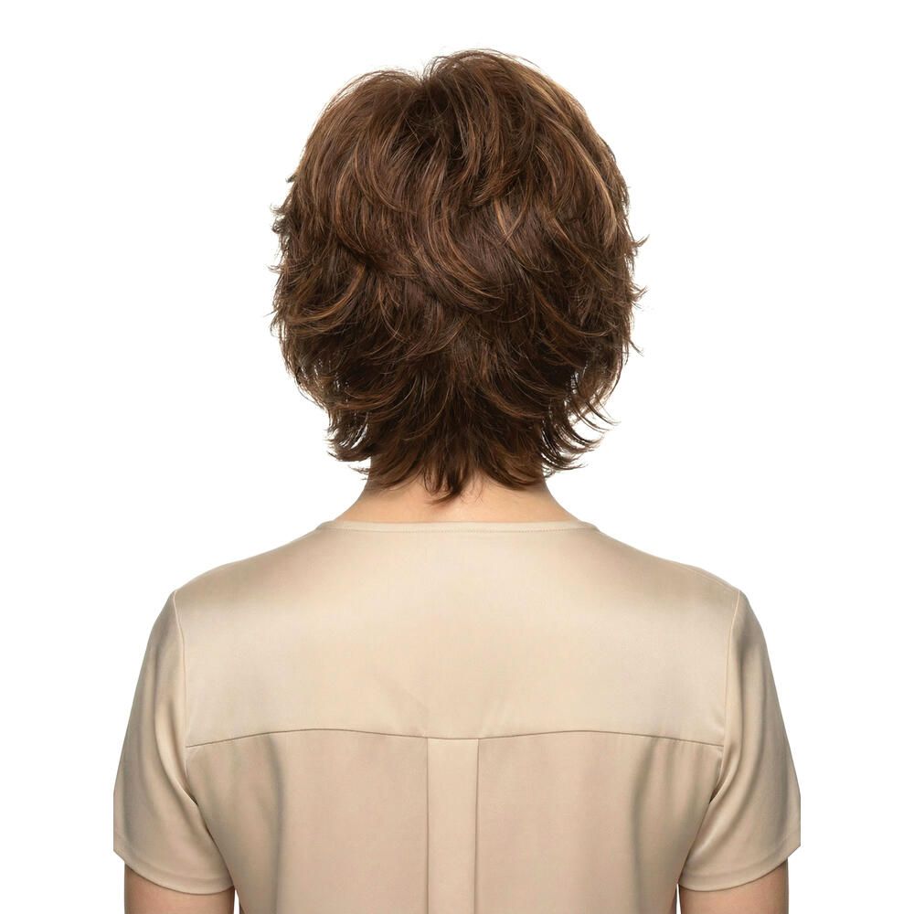 Kurzhaarperücke, braun, mit Pony. Frau trägt beigefarbenes Oberteil. Rückansicht.