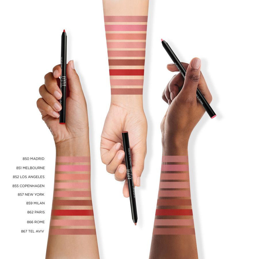 Mehrere Lipliner-Farben auf Armen getestet. Schwarze Lipliner in Händen. Farbbezeichnungen darunter.