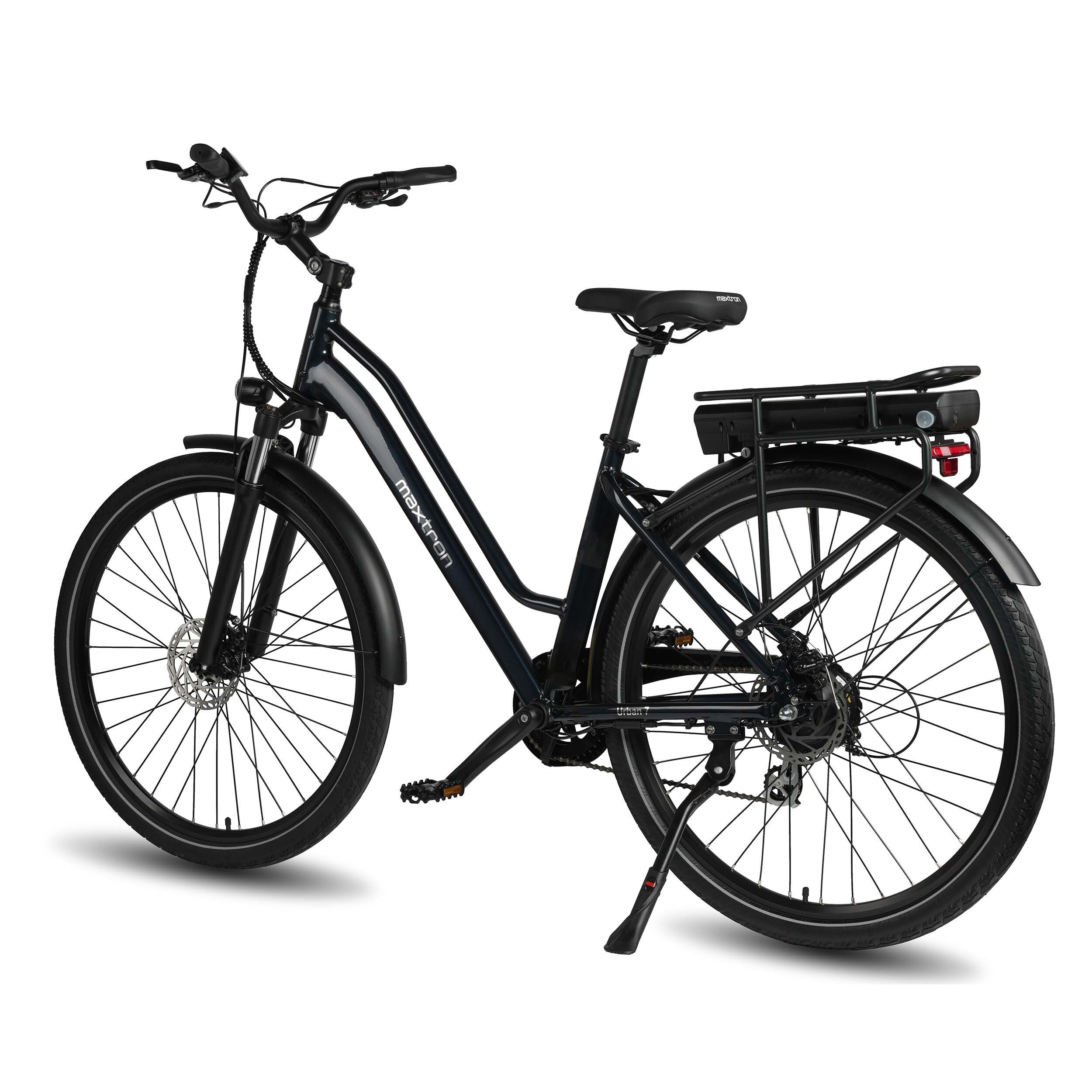 Schwarzes E-Bike mit Akku, Gepäckträger, Schutzblechen und 7-Gang-Schaltung. Maxtron-Logo.