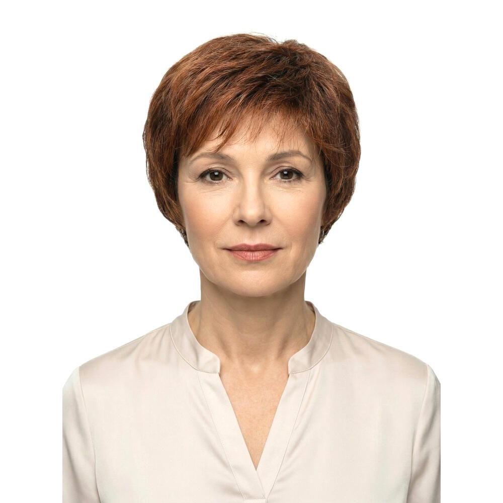 Kurzhaarperücke, rotbraun, auf einer Frau. Frontansicht. Die Frau trägt ein helles Hemd.