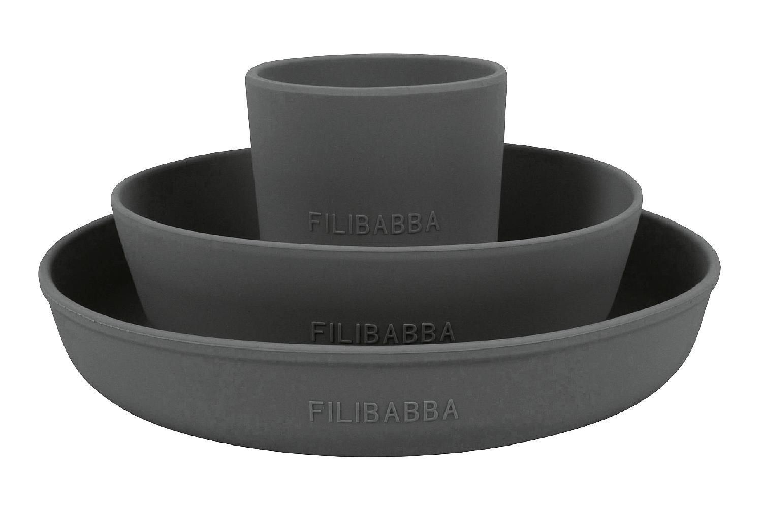 Dunkelgraues Geschirr-Set mit Becher, Schüssel und Teller. FILIBABBA-Logo auf jedem Teil.