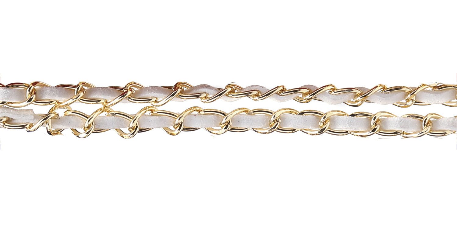 Nahaufnahme einer Brillenkette. Goldfarbene Kettenglieder mit weißem Leder.