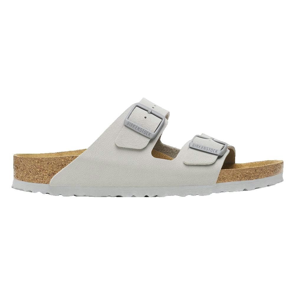 Sandali Birkenstock Arizona. Tomaia grigio chiaro, due cinturini con fibbie. Plantare in sughero, suola chiara.