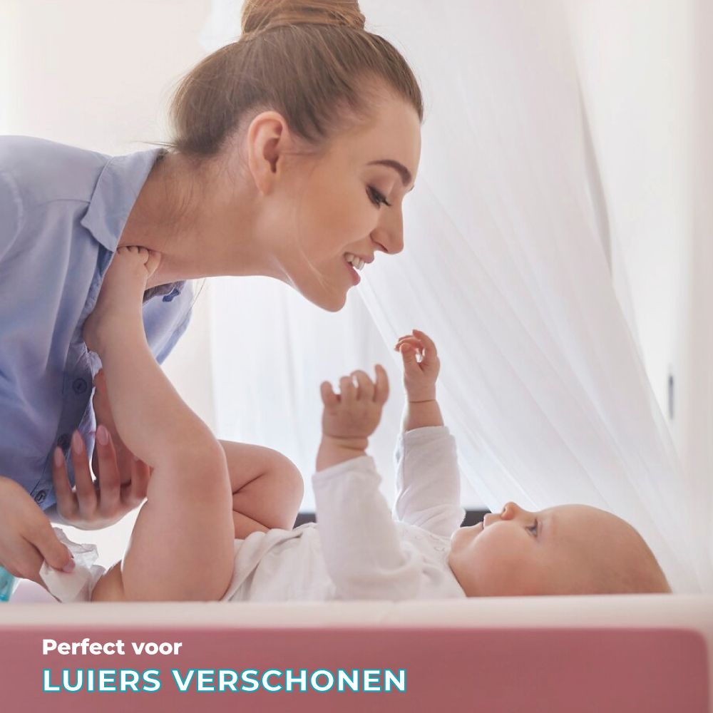Moeder en baby. Tekst: 'Perfect voor luiers verschonen'.