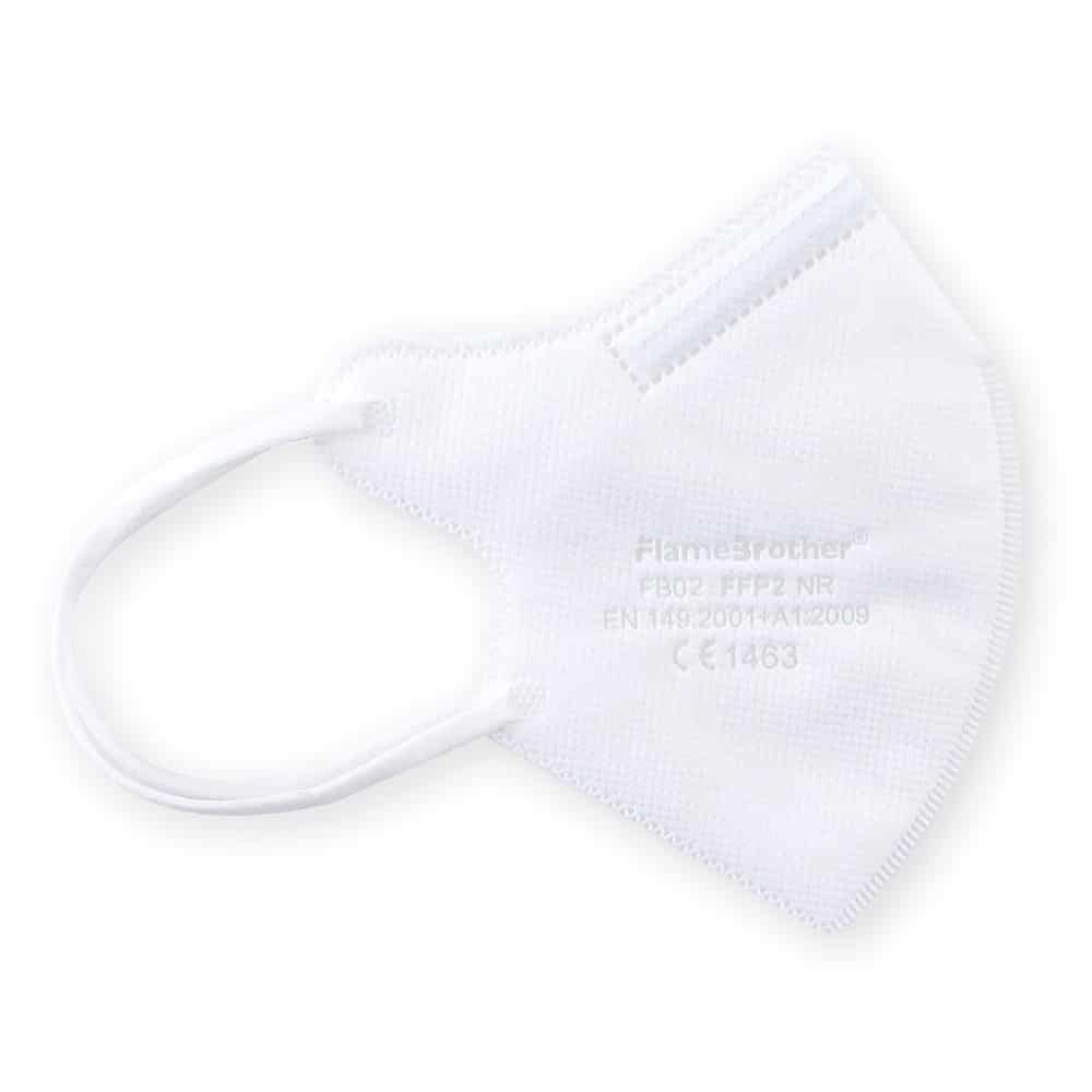 Weiße FFP2-Kindermaske. Mit Ohrschlaufen. Auf der Maske steht "FlameBrother F802 FFP2 NR EN 149:2001+A1:2000 CE1463".