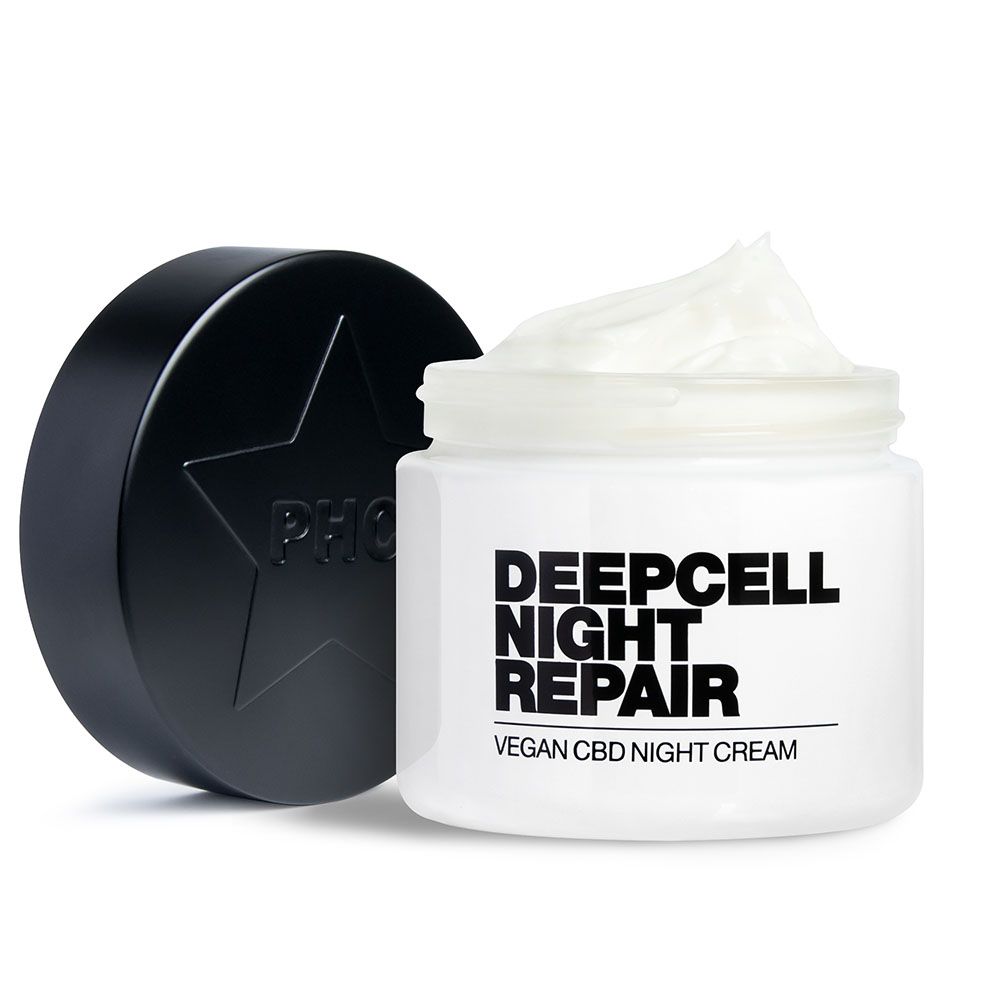 Weißes Tiegel mit schwarzem Deckel. Aufschrift: DEEPCELL NIGHT REPAIR, VEGAN CBD NIGHT CREAM. Creme sichtbar.
