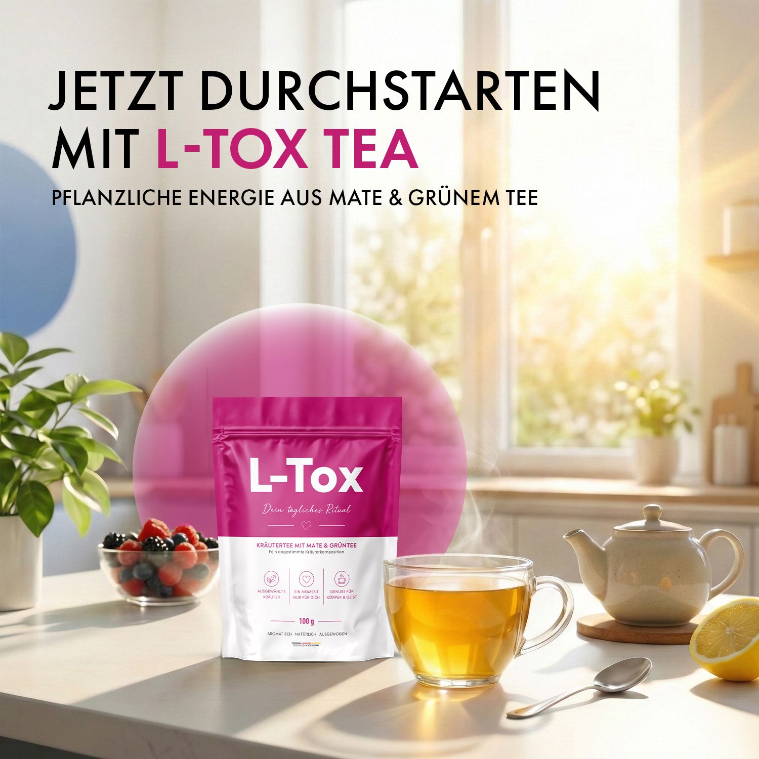 L-Tox Tee zubereitet in einer Tasse, neben dem 100g Beutel und Früchten auf einem Tisch.