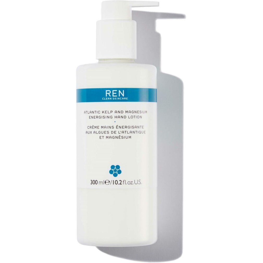 Weiße Flasche mit blauem Streifen. Text: REN, Atlantic Kelp & Magnesium Energising Hand Lotion. Pumpkopf.