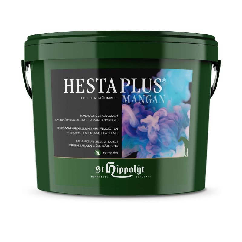 Dunkelgrüner Eimer mit Etikett für St. Hippolyt HESTA PLUS MANGAN. Das Etikett zeigt eine stilisierte Pferdesilhouette und bunte Rauchwolken.