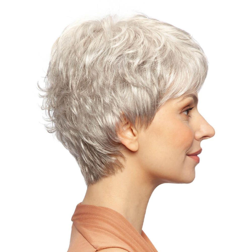 Graue Kurzhaarperücke. Seitenansicht einer Frau mit Perücke. Kurzer, gestufter Schnitt.