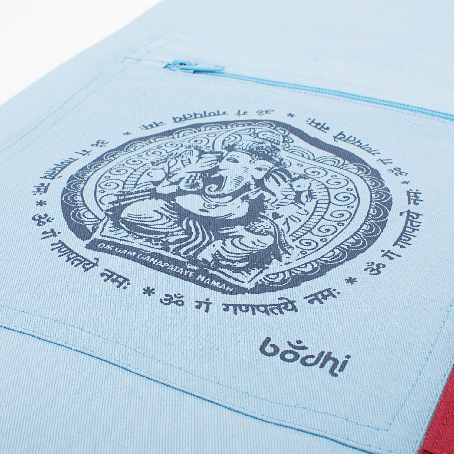 Detailansicht der Yogatasche. Hellblaues Baumwollmaterial mit Ganesh-Motiv und Reißverschluss.