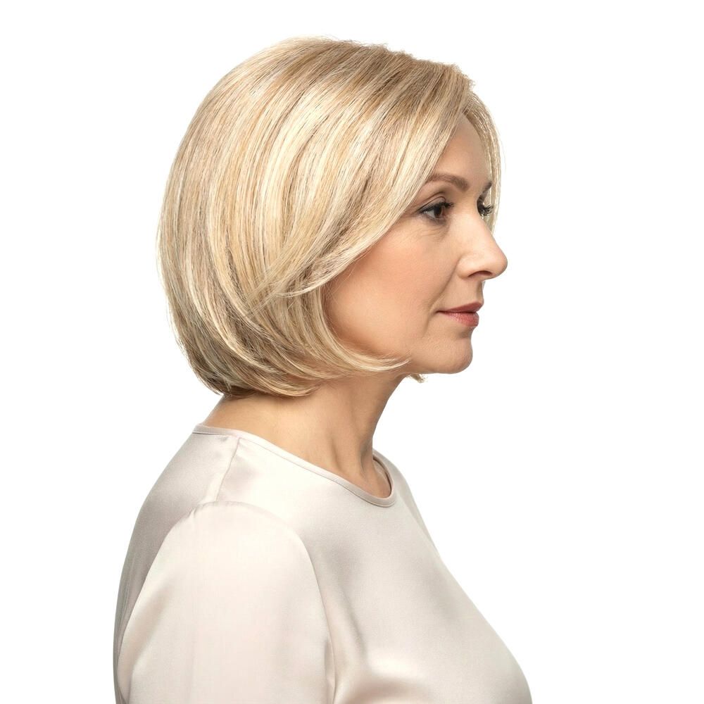 Blonde Perücke mit kurzem, gewelltem Schnitt. Seitenansicht einer Frau.