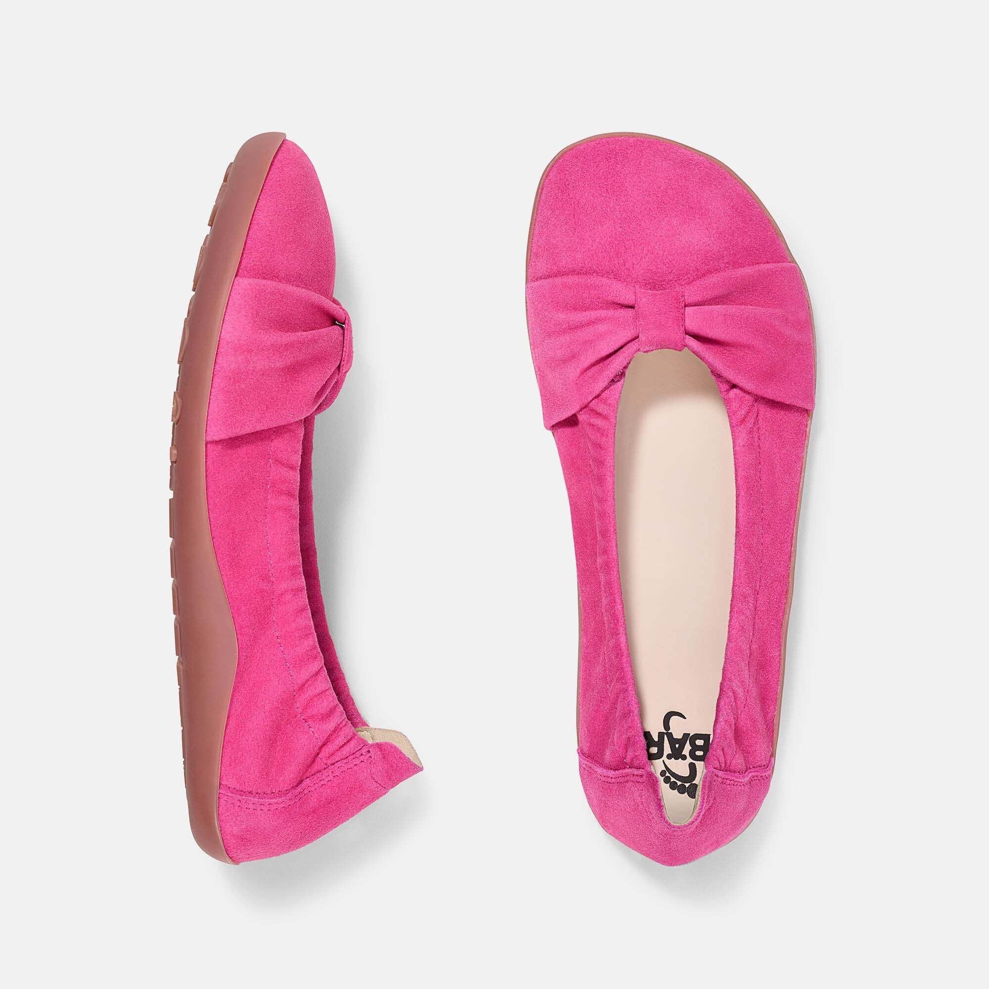 Zwei pinke Ballerinas aus Wildleder: eine Seitenansicht, eine von oben mit Logo.