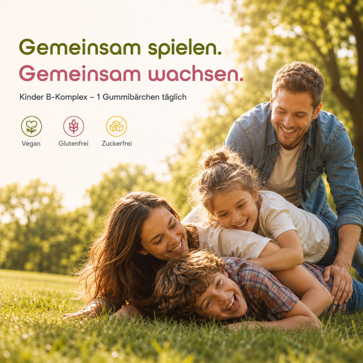 Familie spielt im Gras. Text: Gemeinsam spielen. Gemeinsam wachsen. Kinder B-Komplex – 1 Gummibärchen täglich.