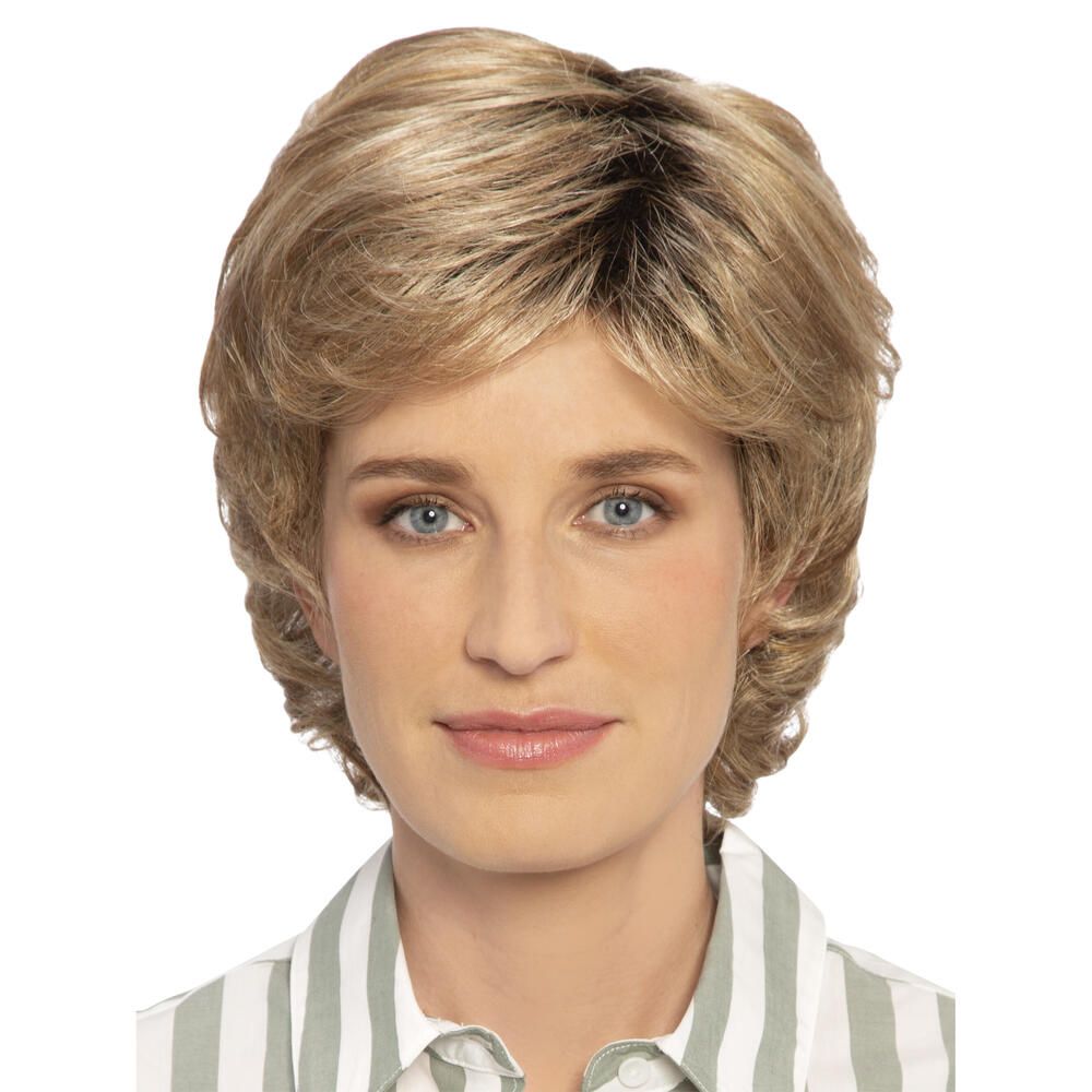 Blonde Perücke mit kurzem, gewelltem Haar. Frontale Ansicht. Person trägt gestreiftes Hemd.