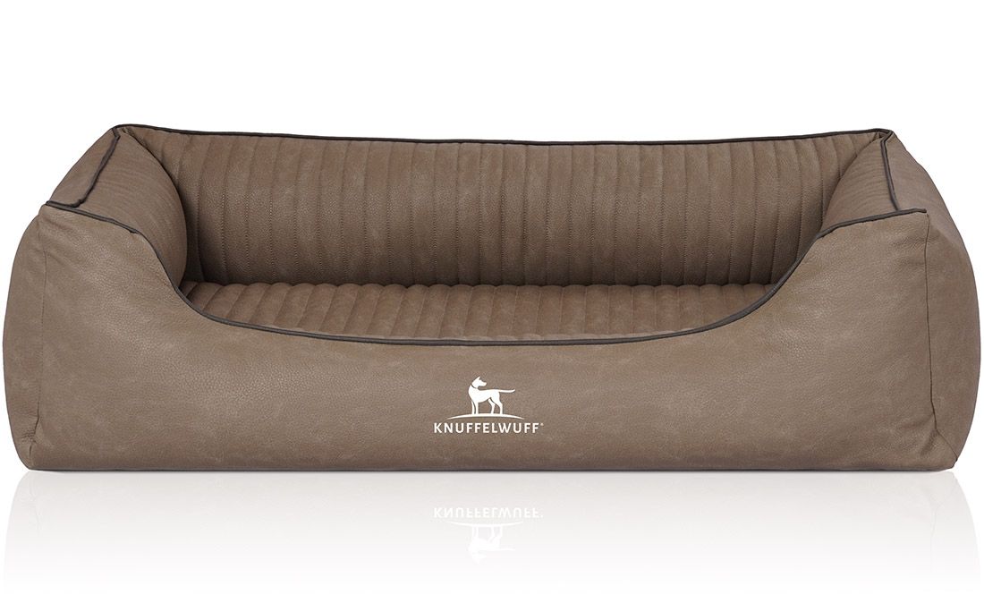 Orthopädisches Hundebett Columbia, braun. Rechteckige Form mit erhöhten Seiten. Knuffelwuff Logo. Gesteppte Oberfläche, dunkle Kontrastnaht.