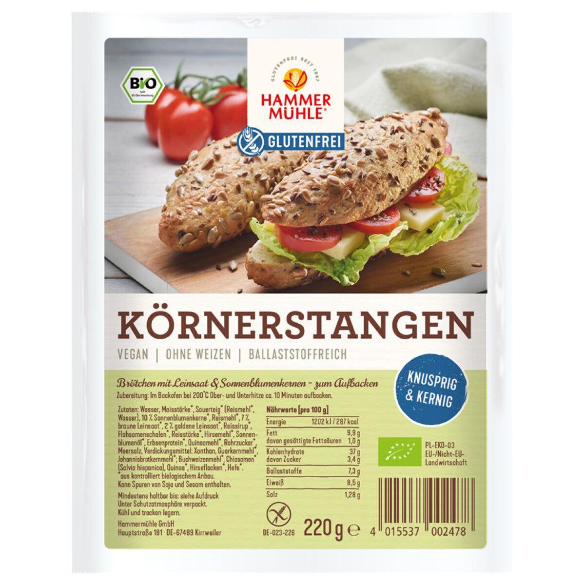 Verpackung mit Körnerstangen, glutenfrei. Aufgeschnitten mit Salat, Tomaten und Käse. Bio-Siegel und Produktinformationen.