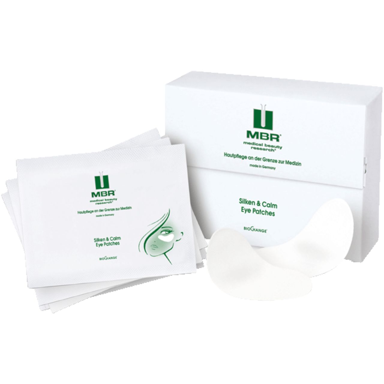 Weiße Verpackung mit Logo und Schriftzug. Einzelne Augen-Pads und Packungen daneben. Aufschrift: Silken & Calm Eye Patches.