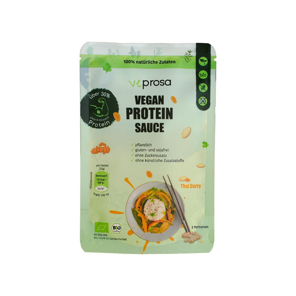 Verpackung VEPROSA Bio-Saucenpulver. Grün-weißes Päckchen mit Produktbild und Text. Enthält vegane Protein Sauce, Thai Curry.