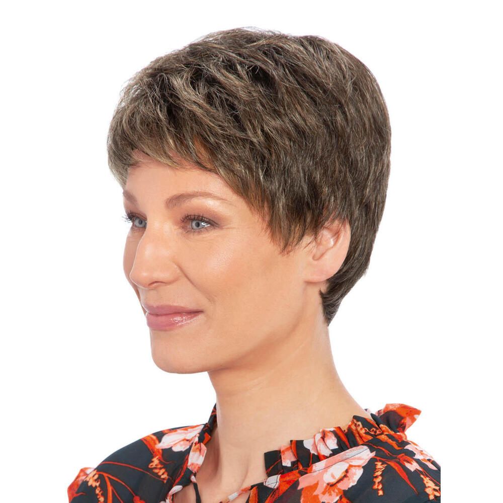 Kurzhaarperücke in Braun-Grau. Seitenansicht einer Frau mit Perücke. Sie trägt ein Oberteil mit Blumenmuster.
