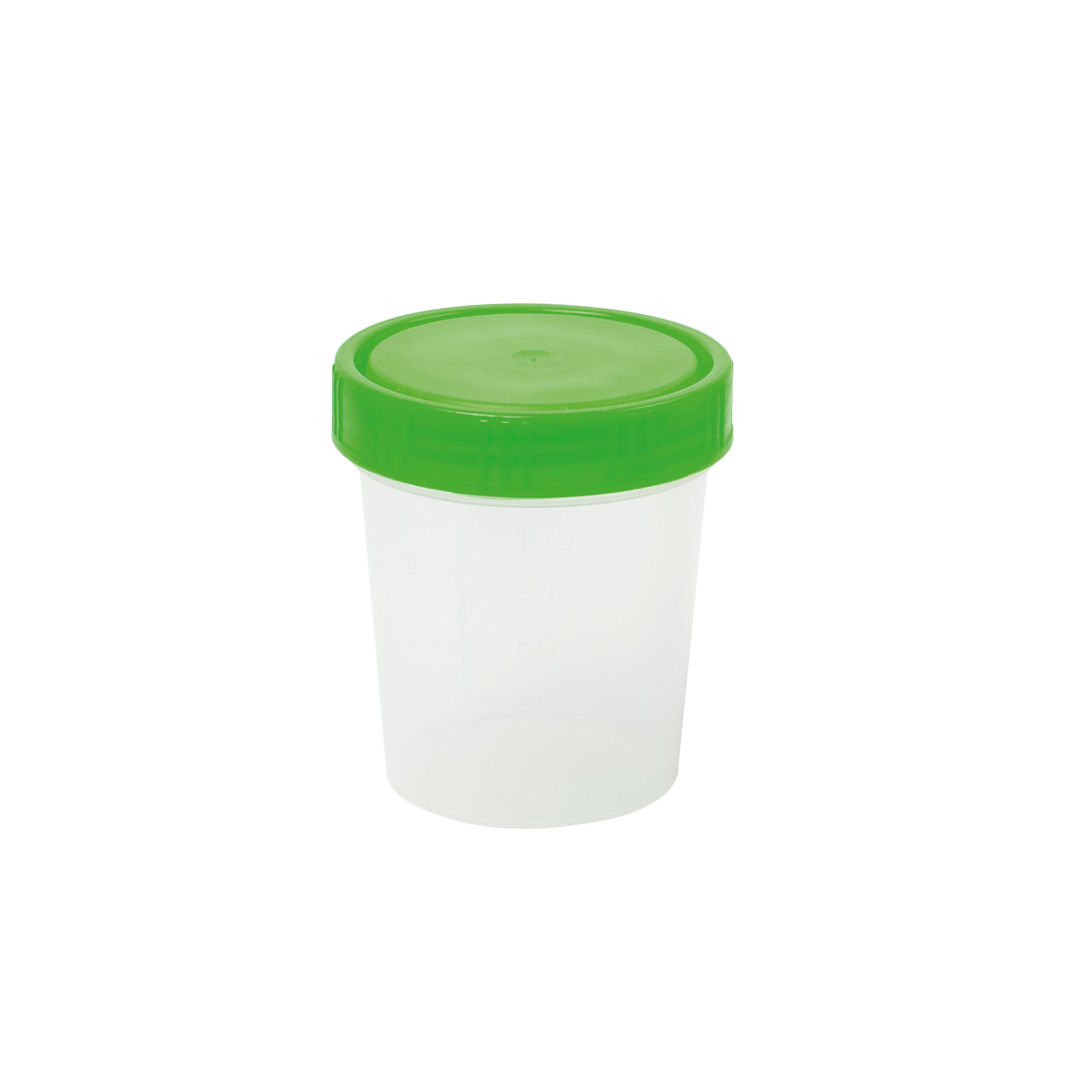 Ein transparenter Urinbecher mit grünem Schraubverschluss. Der Becher ist zylindrisch geformt und aus durchsichtigem Kunststoff gefertigt. Der Deckel ist flach und rund, mit einem grünen Rand. Das Produkt ist freigestellt vor weißem Hintergrund.