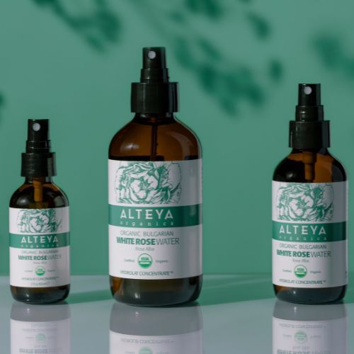 Alteya Organics weißes Rosenwasser im Glas