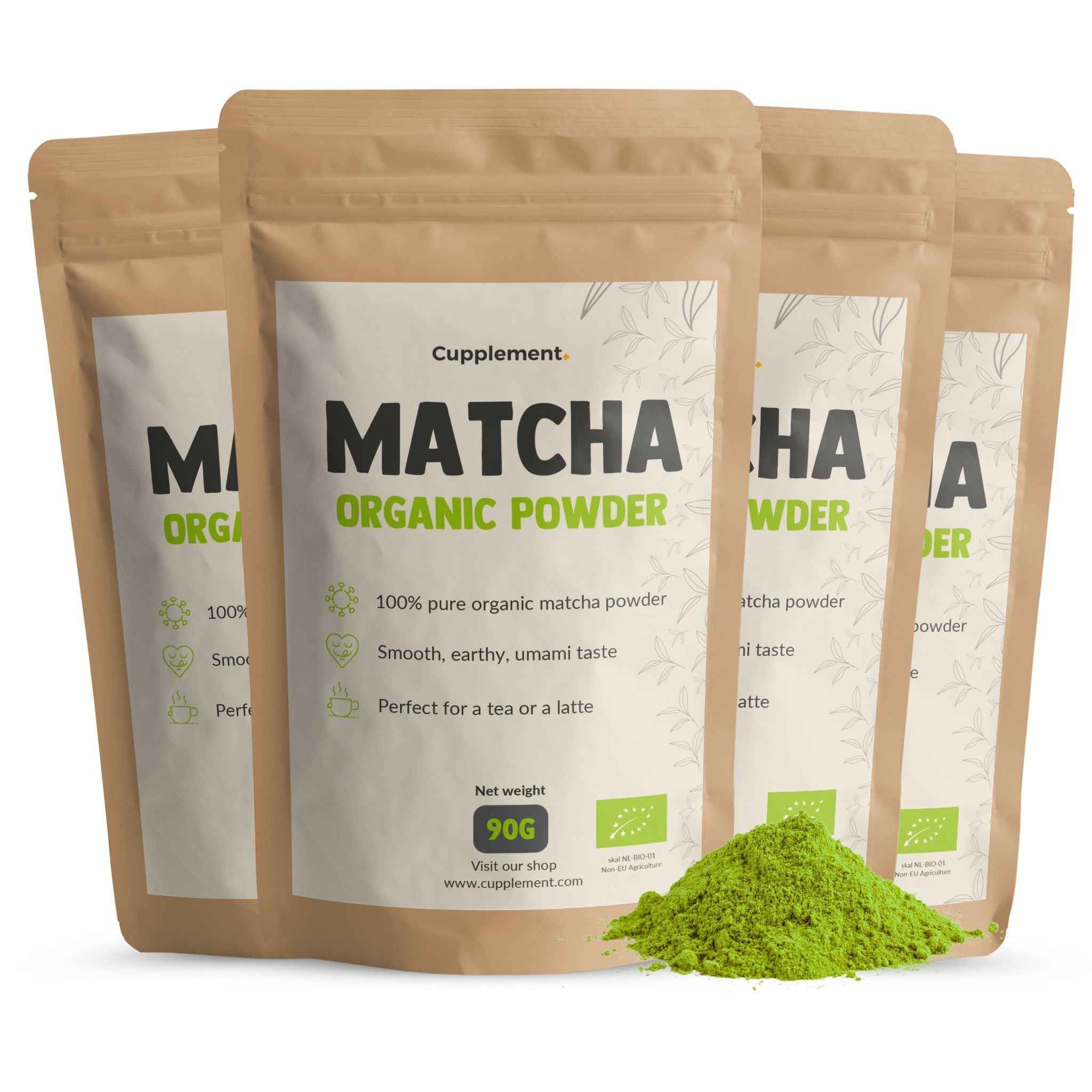 Mehrere Beutel Cupplement Matcha-Pulver. Braune Verpackung mit grünem Pulver daneben. Text: Matcha Organic Powder.