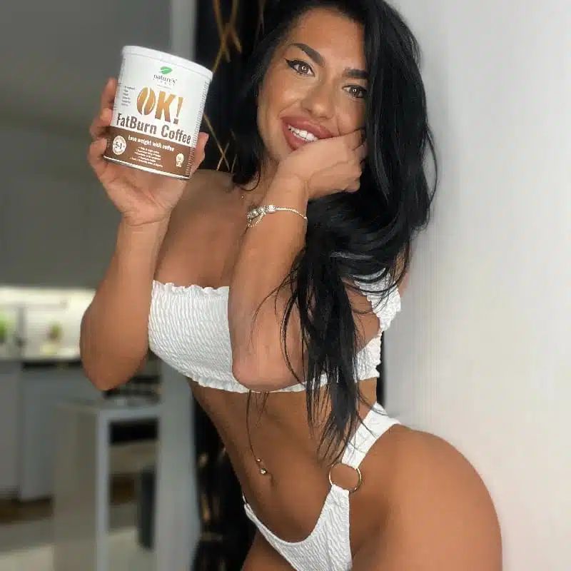 Frau hält eine Dose OK! FatBurn Coffee, lächelnd in die Kamera.
