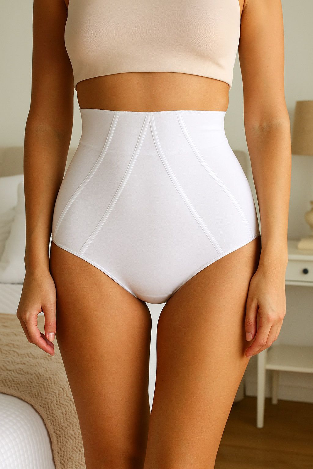 Weißer Miederhose mit hohem Bund. Baumwolle. Vertikale Nähte. Hoher Bund. Frau trägt das Produkt.