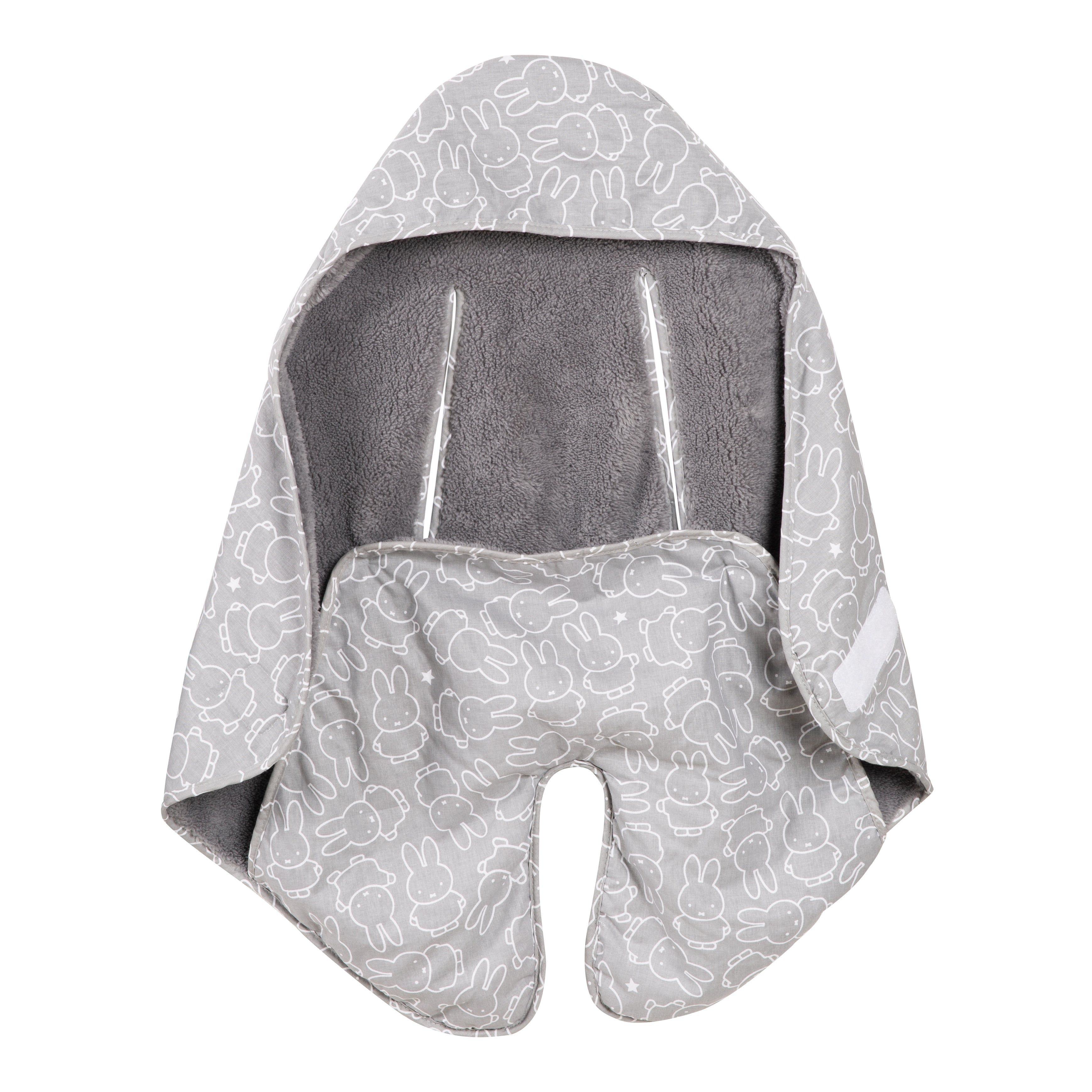 Baby-Einschlagdecke mit Miffy-Muster. Graue Kapuze und Innenseite. Schlitze für Gurte. Flauschiges Material.