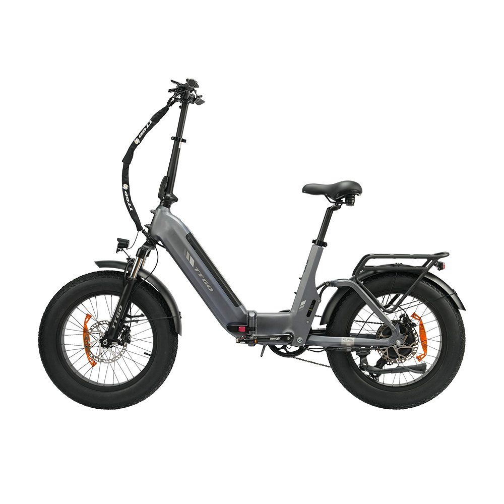 Graues Klapp-E-Bike mit schwarzen Reifen und orangefarbenen Akzenten. Das Fahrrad hat einen Gepäckträger und hydraulische Scheibenbremsen.