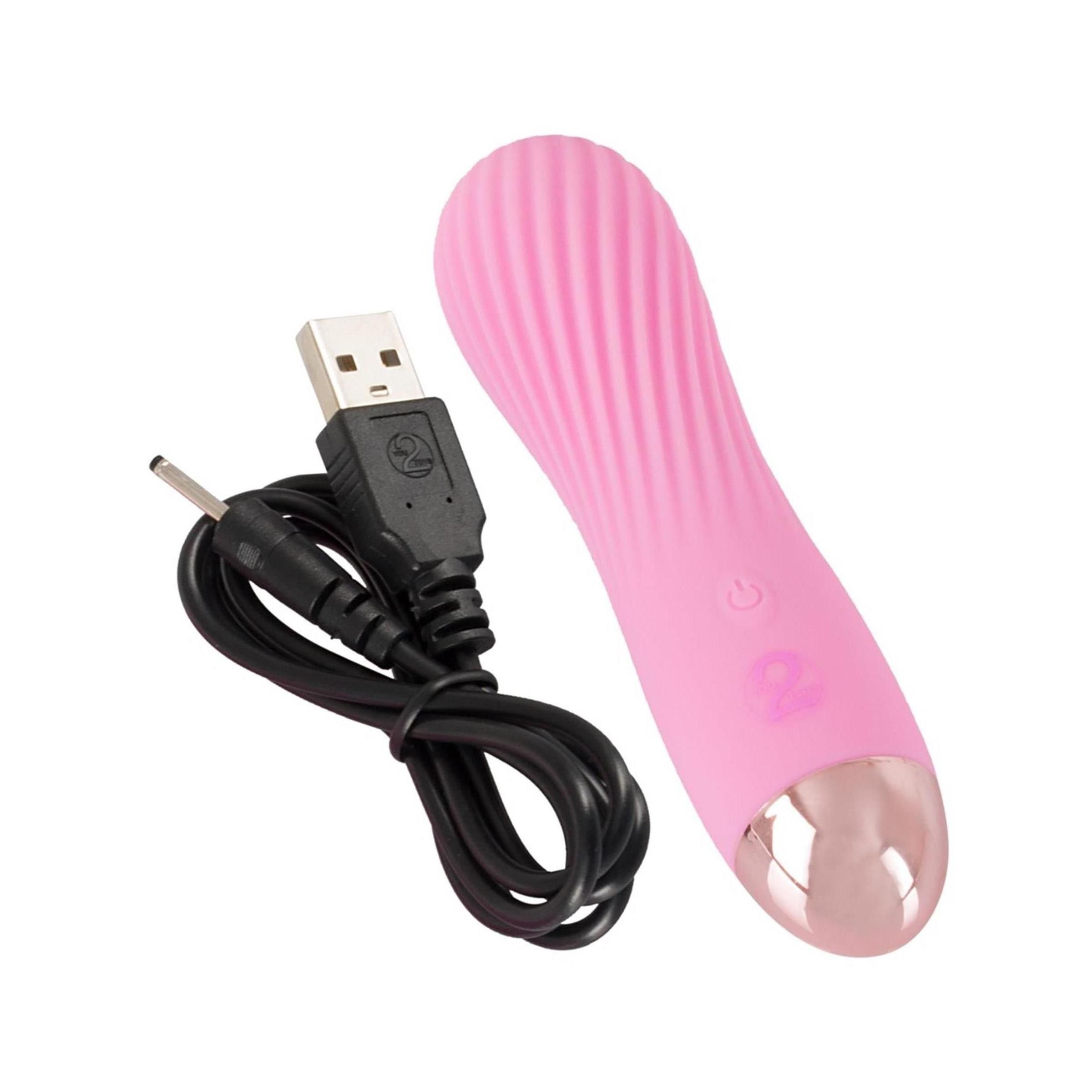 Rosa Vibrator mit USB-Ladekabel. Goldfarbene Spitze, gewellte Oberfläche.