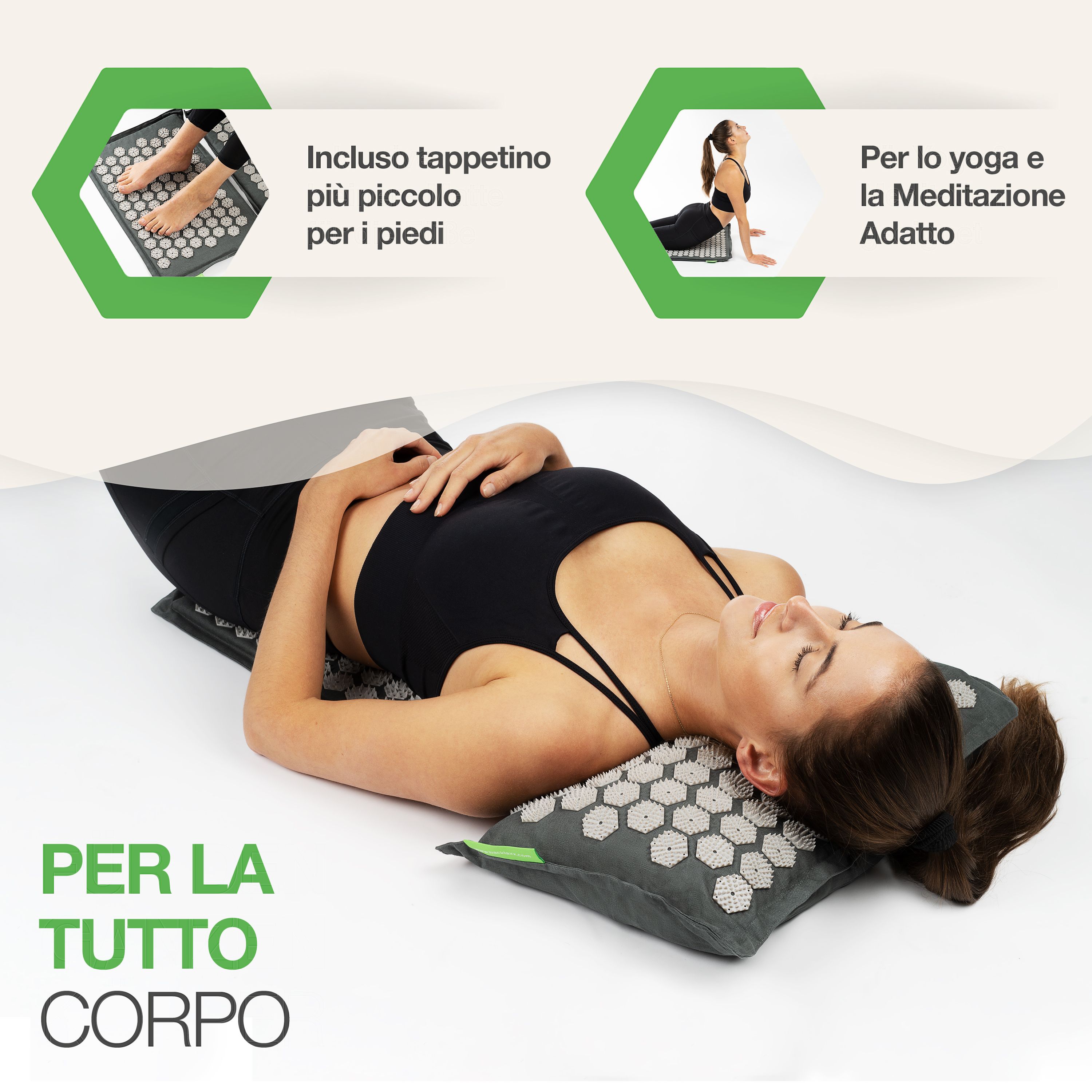 Donna sdraiata su tappetino acupressione con cuscino. Testo: Per tutto il corpo. Incluso tappetino più piccolo per i piedi. Per yoga e meditazione.