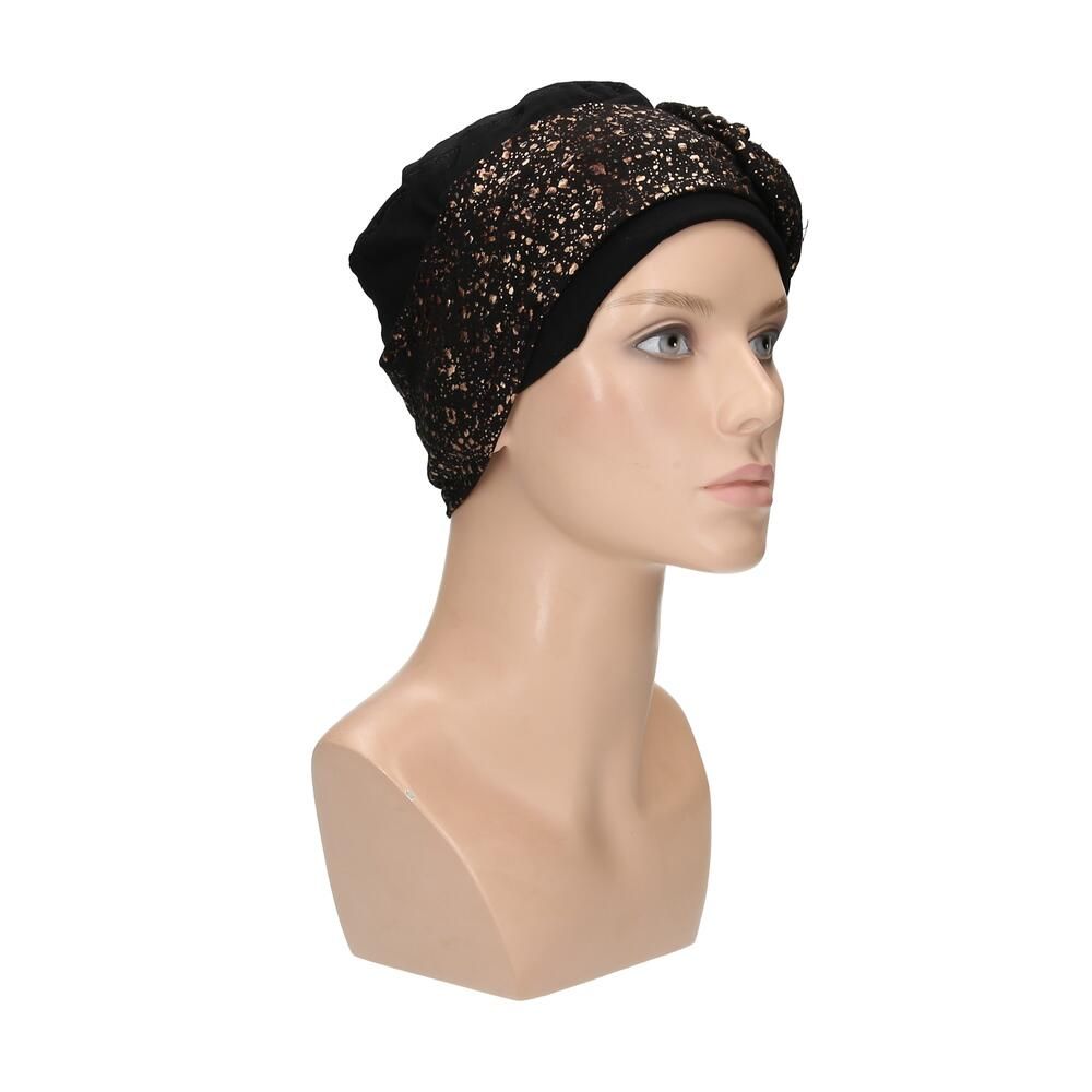 Schwarzer Turban mit goldfarbenem Muster auf einer Schaufensterpuppe. Dreiviertelansicht.