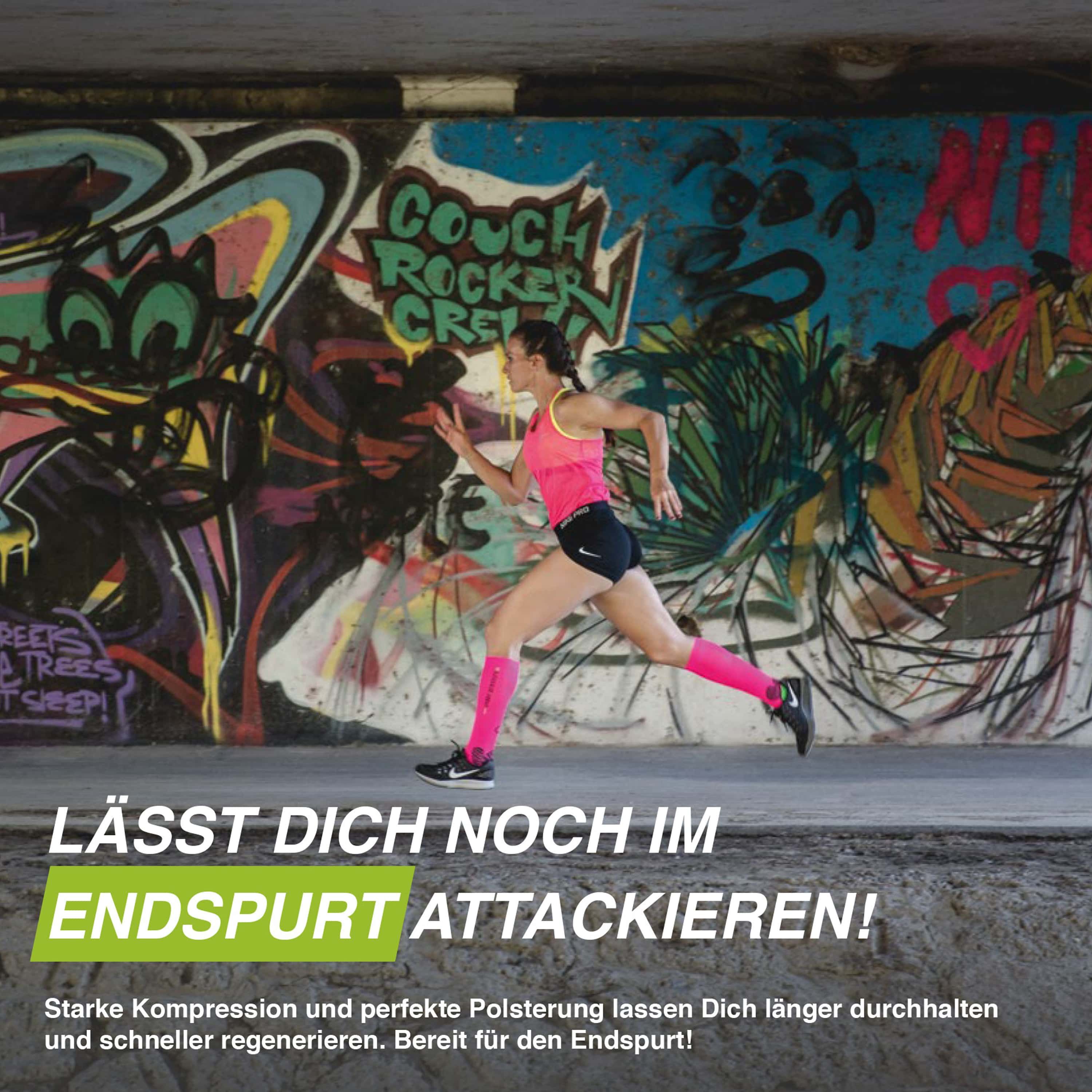 Läuferin mit pinkfarbenen Kompressionssocken. Graffiti-Hintergrund. Text: "LÄSST DICH NOCH IM ENDSPURT ATTACKIEREN!"