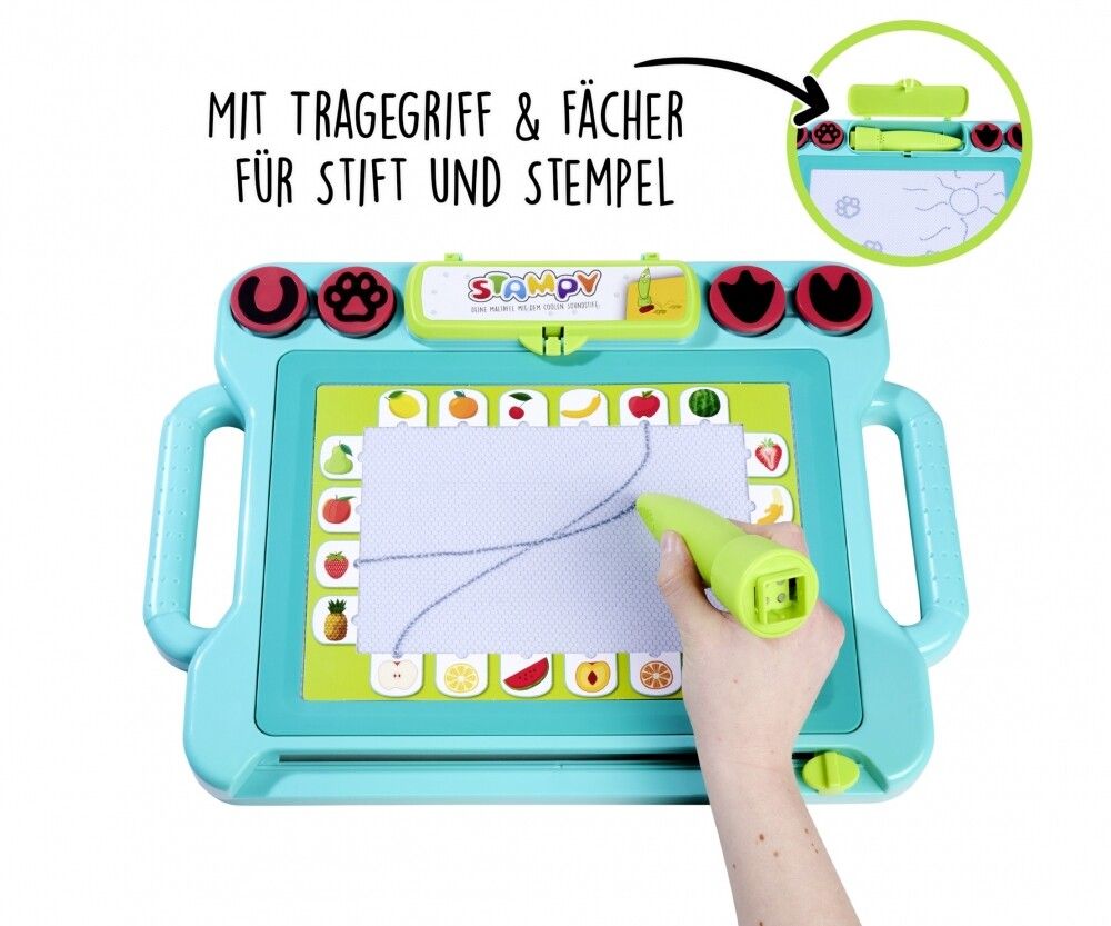 Hellblaue Maltafel mit Stempeln und Stift. Eine Hand zeichnet mit dem Stift. Text: MIT TRAGEGRIFF & FÄCHER FÜR STIFT UND STEMPEL.