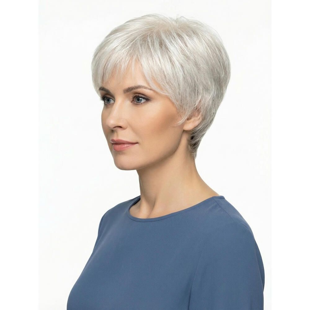 Kurzhaarperücke, silberfarbenes Haar, Pony, Frau mit blauem Oberteil, Seitenansicht.