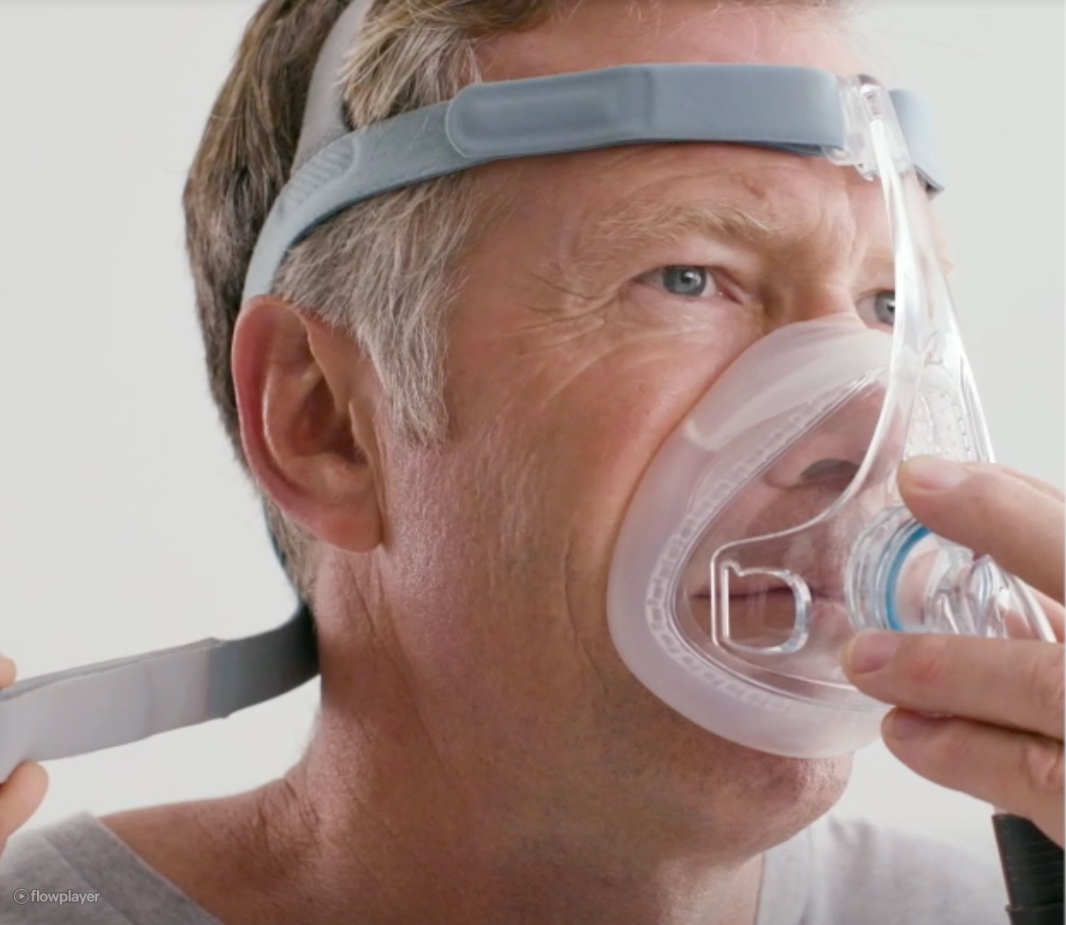 Mann passt Fisher & Paykel Vitera CPAP Maske an.