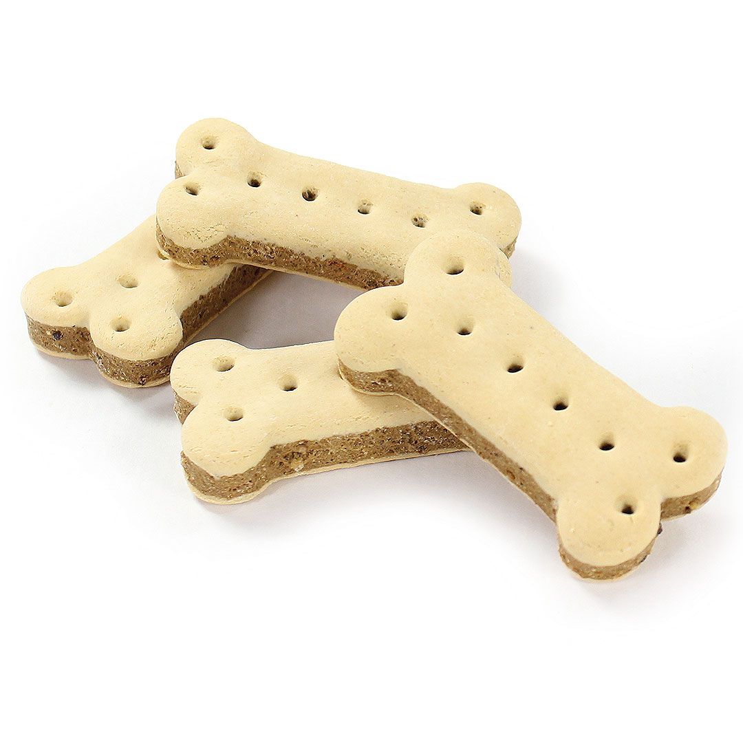 Vier Hundekekse in Knochenform. Helle Oberfläche, dunklere Füllung. Mit Löchern versehen.
