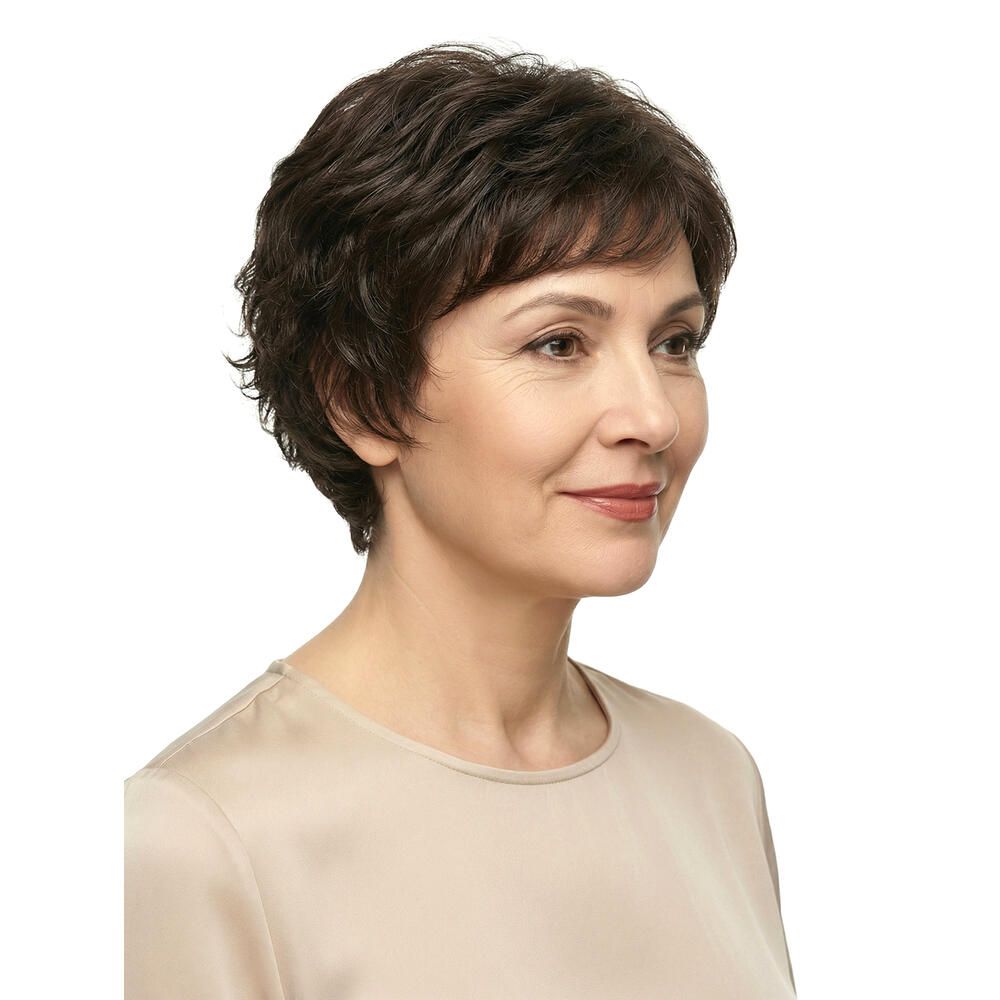 Kurzhaarperücke in Braun-Rot-Tönen. Frau mit Perücke, Blick nach links.