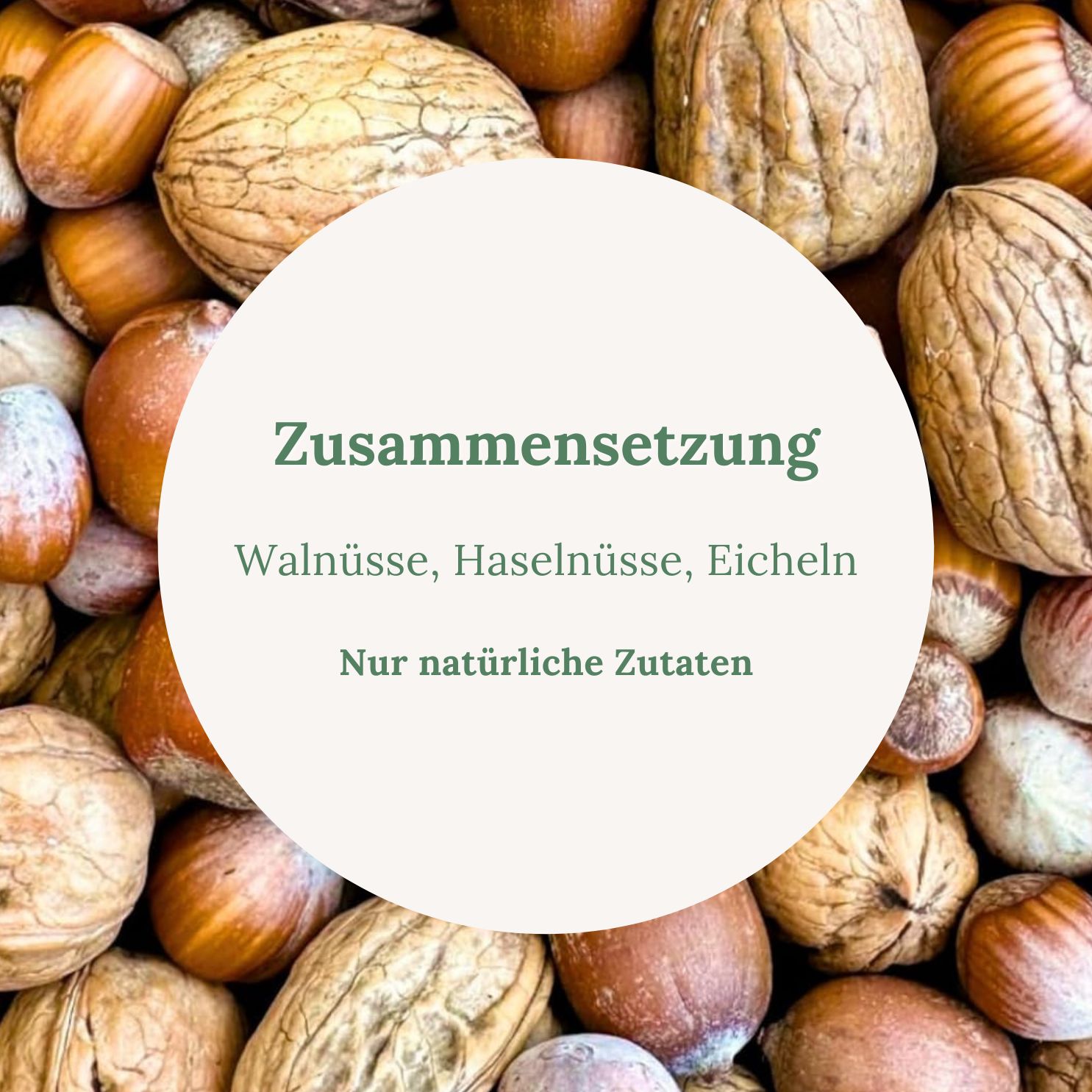 Kreisförmige Anordnung von Nüssen. Text: Zusammensetzung: Walnüsse, Haselnüsse, Eicheln. Nur natürliche Zutaten.